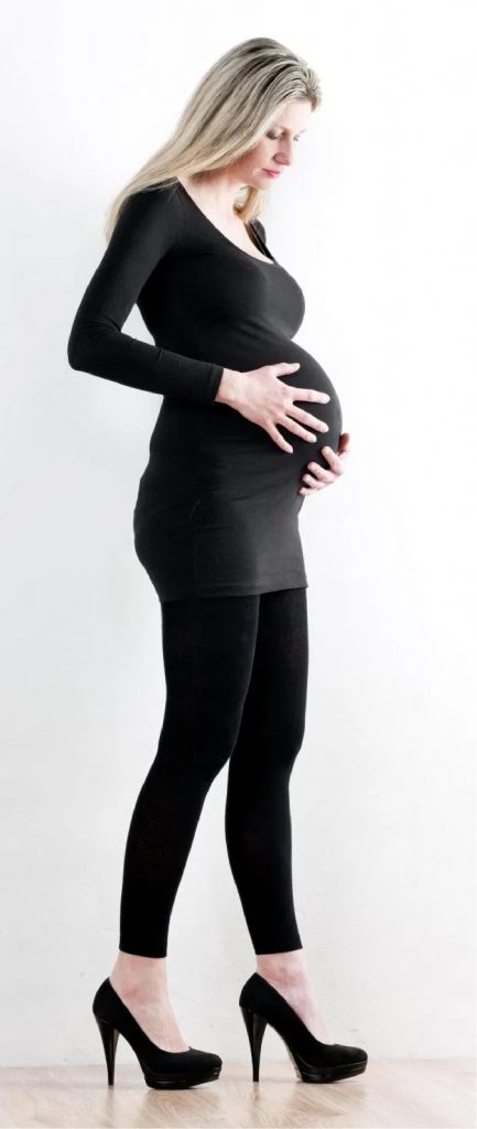 Is it safe to wear heels during pregnancy? Side Effects & Safety Tips
Although the accessory is, for many, symbol of elegance, professionals agree that high heels can negatively affect the woman's posture. When the mother's belly grows and the weight goes forward, there is a process of displacement of the center of gravity – which is in the navel region – causing a possible imbalance, which can be aggravated by the use of high heels.