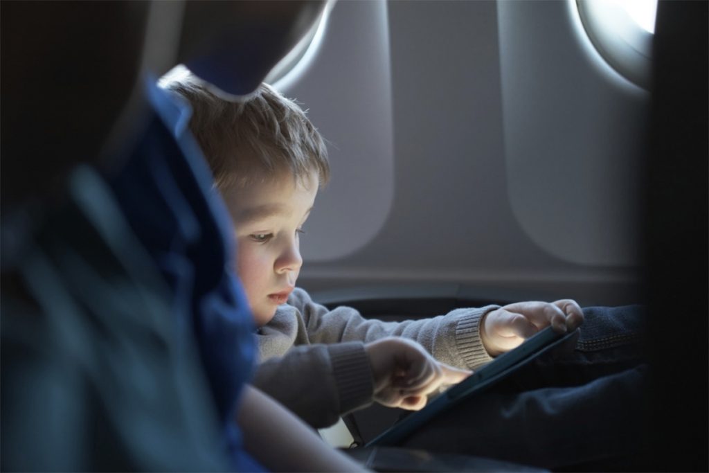 How to entertain children on the trips. Here are few tips to entertain kids while travelling.